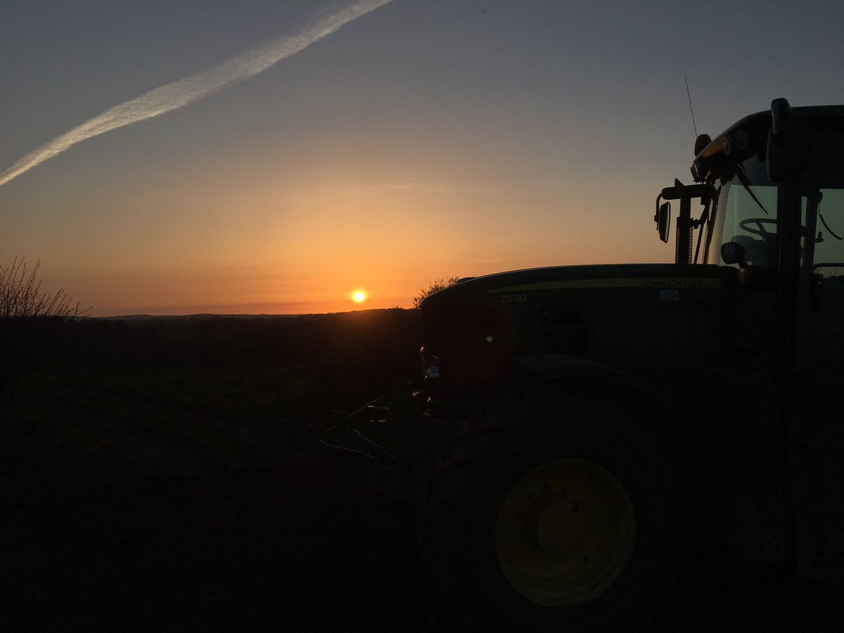 MacFrame15's tweet photo. @AnnieMac how's that for a sunset! https://t.co/1GoEdLBooX