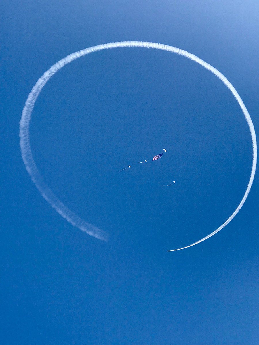 teamfastrax's tweet image. #AmericasSkydivingTeam with a show before the show at the @VeroAirShow .  A little practice before the event opens to the public.  

Today’s performance was dedicated to Army Sergeant Alexander Van Aalten. 

#LargeFlags @employeebgcheck