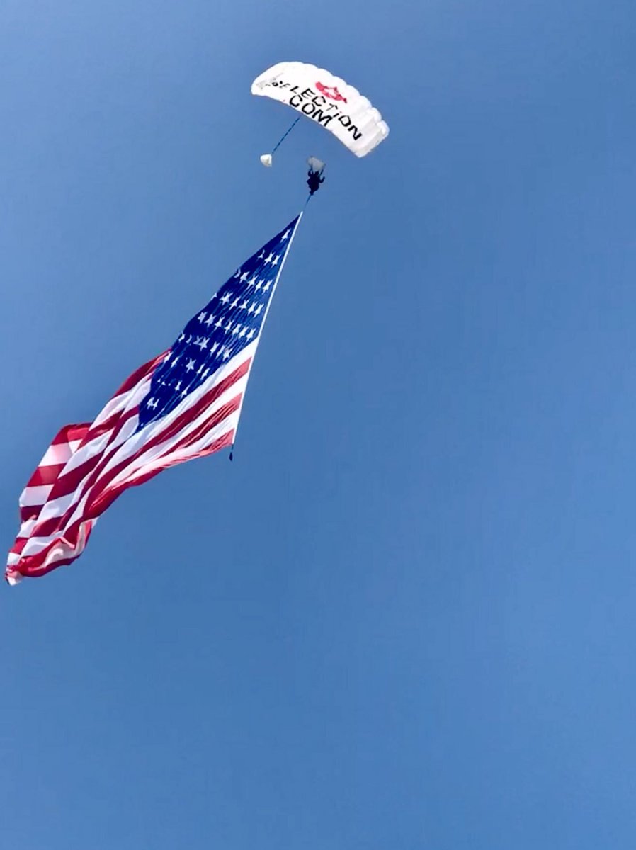 teamfastrax's tweet image. #AmericasSkydivingTeam with a show before the show at the @VeroAirShow .  A little practice before the event opens to the public.  

Today’s performance was dedicated to Army Sergeant Alexander Van Aalten. 

#LargeFlags @employeebgcheck