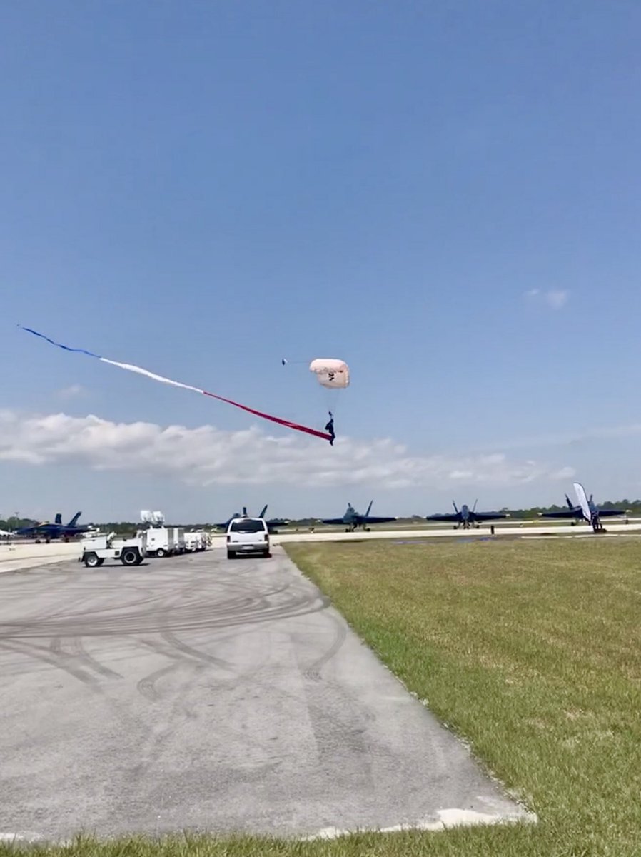 teamfastrax's tweet image. #AmericasSkydivingTeam with a show before the show at the @VeroAirShow .  A little practice before the event opens to the public.  

Today’s performance was dedicated to Army Sergeant Alexander Van Aalten. 

#LargeFlags @employeebgcheck
