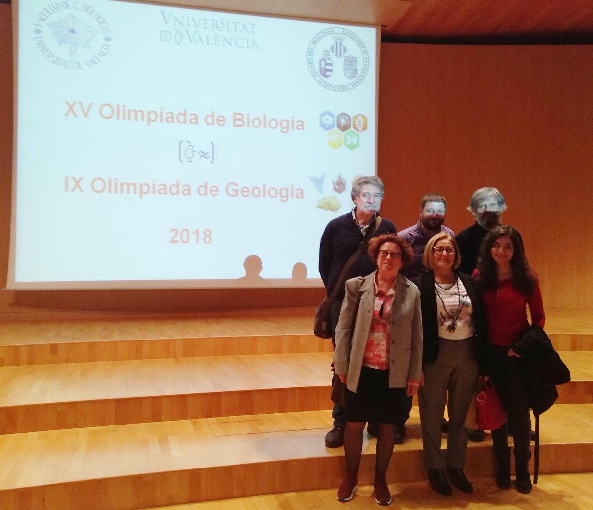 AliceGiner's tweet photo. Esta tarde hemos hecho la entrega de premios a los ganadores de la Olimpiada de Biología y Geología 2018 :) ¡enhorabuena a todos/as! En la foto: parte del equipo organizador de #Geolval #SalaDarwin #UniversitatdeValència https://t.co/nUqDThi65D