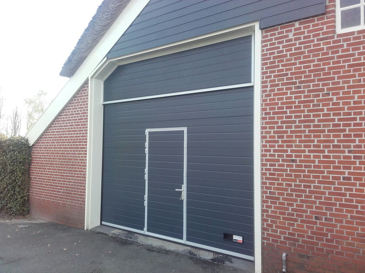 Bleyenberg_BDS's tweet photo. #Overheaddeur met ingebouwde loopdeur en vast bovenpaneel. Het bovenpaneel is netjes op maat gemaakt met afgeschuinde hoek. https://t.co/6x0MRFG6jp