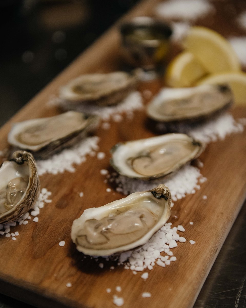 C'est vendredi! On sort les huîtres et le vin. Vous venez?
It's Friday! We're breaking out the oysters and the wine. Who's coming? #Montreal #TGIF
