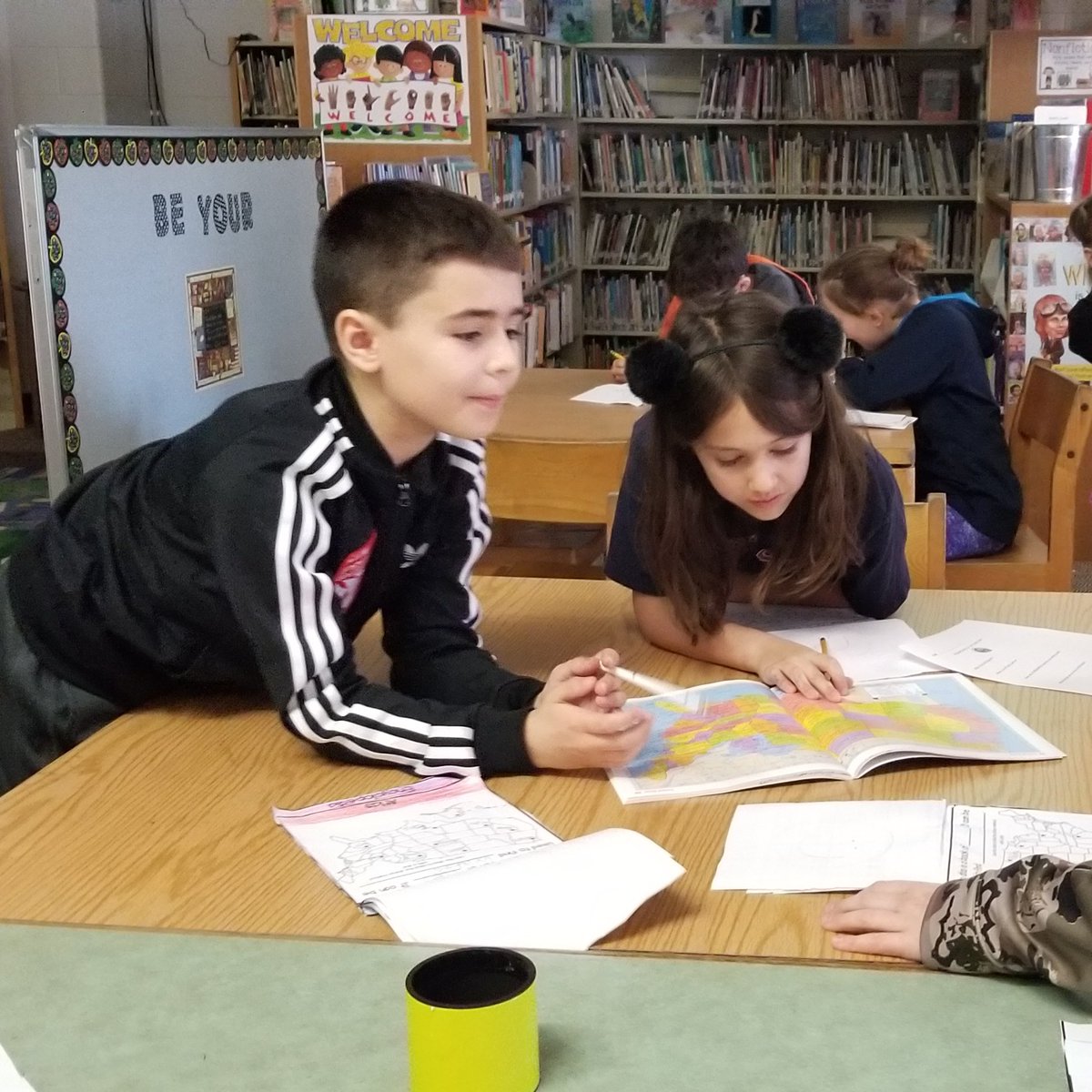 PES_Library's tweet photo. Learning Research Skills. @Mrs_Bourque3 #inspiringsuccess #connect2psd https://t.co/tfjryIPtKY