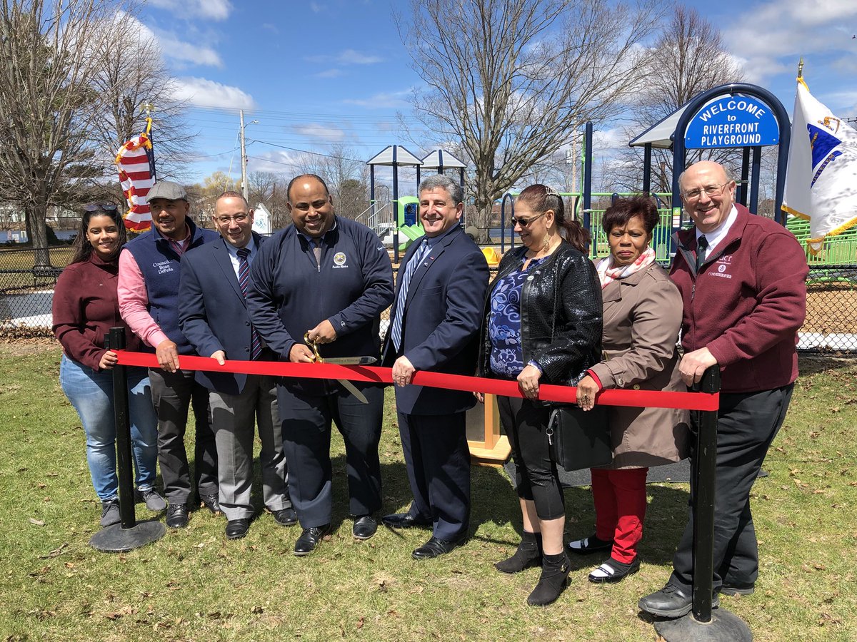 kate2pointoh's tweet photo. What a great day celebrating Ribbon cutting of the new and improved Riverfront State Park in District E today! #makelawrencebetter through quality of life improvements. Thanks to Ma-DCR for making this happen! @danrivera01843 @dave4districte @RepMoran https://t.co/BJZVH1Bgy0