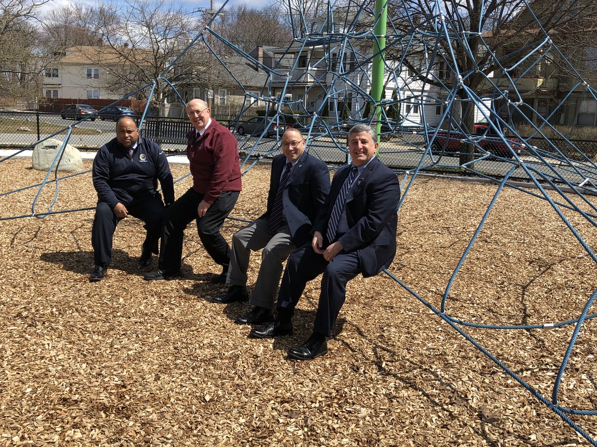 kate2pointoh's tweet photo. What a great day celebrating Ribbon cutting of the new and improved Riverfront State Park in District E today! #makelawrencebetter through quality of life improvements. Thanks to Ma-DCR for making this happen! @danrivera01843 @dave4districte @RepMoran https://t.co/BJZVH1Bgy0