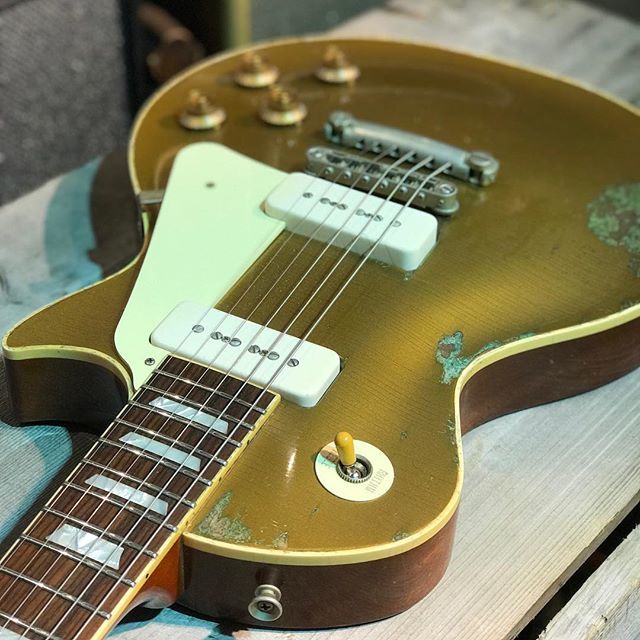 WorldGuitars's tweet photo. This stunning @rnrrelics Heartbreaker with the brilliant @throbak_electronics P90’s is back in Stock! #itsahighendguitarthing #goldtop #throbakpickups #heartbreaker https://t.co/yu1SBlJYHE https://t.co/kaEi0tbRhL