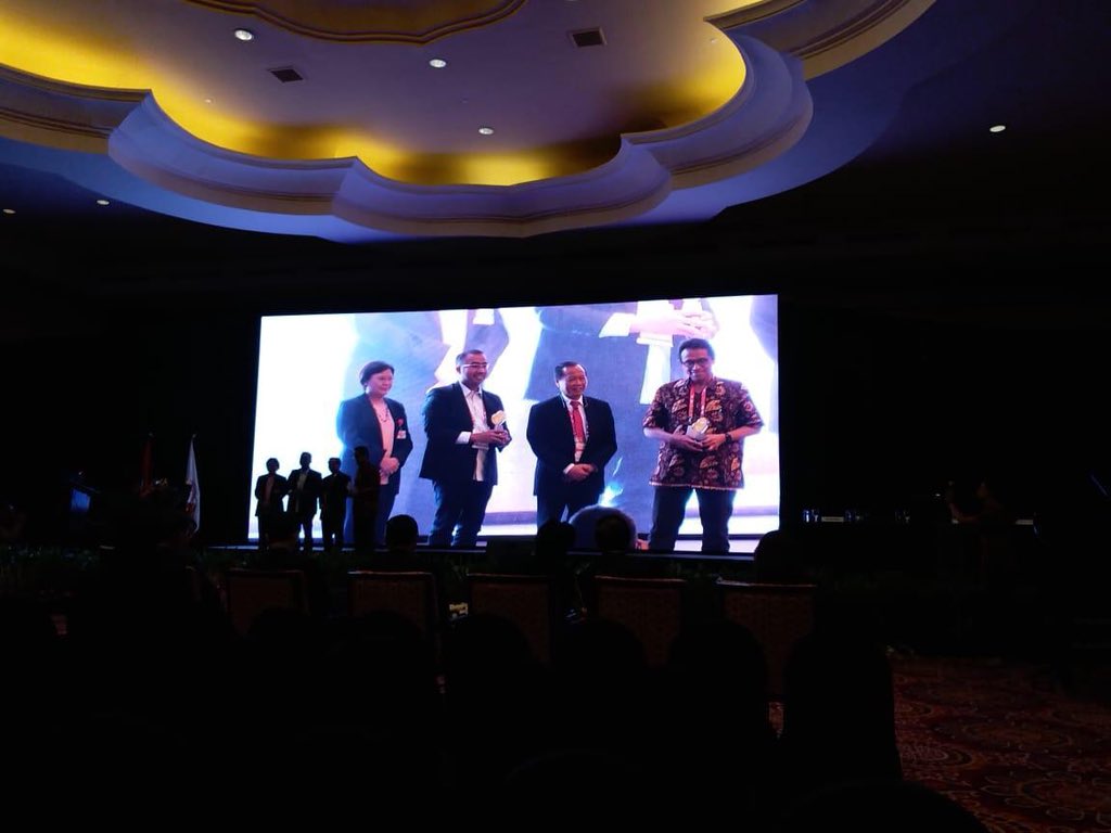ismanf's tweet photo. Alhamdulillah..Special award from Indonesian Heart Association for me and my sensei Dr. M. Munawar as The Most Inspiring and Influencing Cardiologist in Indonesia 2018 🙏 thanks. #perki #CardioTwitter #Radialfirst  @radcliffeCARDIO #perki #inaheart #cardiotwitter https://t.co/oVY3bCmLxr