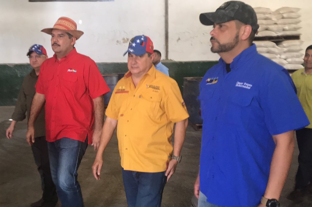 Omar_PrietoPSUV's tweet photo. #AEstaHora visitamos Planta de Alimentos Balanceados del municipio Mara junto al Ministro del P.P para Alimentación @LuisMedinaRa y el alcalde Luis Caldera, para evaluar el proceso productivo y articular acciones que faciliten el trabajo del sector avícola en beneficio del pueblo https://t.co/k3JzzTYYn2