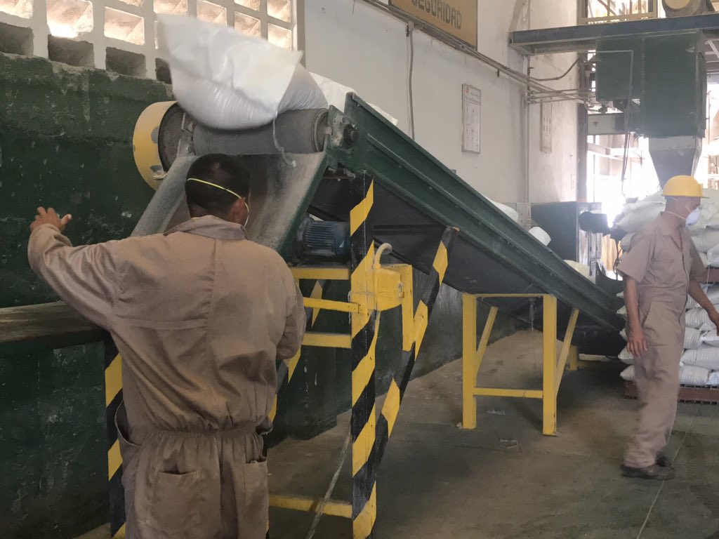 Omar_PrietoPSUV's tweet photo. #AEstaHora visitamos Planta de Alimentos Balanceados del municipio Mara junto al Ministro del P.P para Alimentación @LuisMedinaRa y el alcalde Luis Caldera, para evaluar el proceso productivo y articular acciones que faciliten el trabajo del sector avícola en beneficio del pueblo https://t.co/k3JzzTYYn2