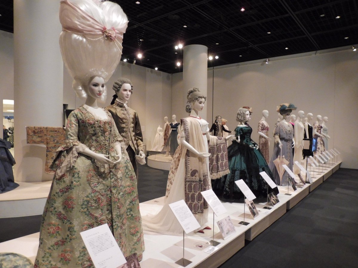小吹隆文 On Twitter 神戸ファッション美術館の常設展示の様子 大正のロマン 昭和のモダン 展の最後が この常設展示と連続している 展示品は主に西洋の18世紀から20世紀のファッション 同館の服飾コレクションは一級品ばかり 見応えがある