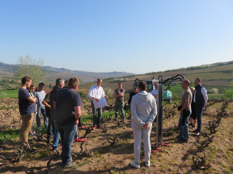 SyngentaFrance's tweet photo. Atelier #agriculturedurable hier à Fleurie dans le Rhône #QualiDrop et #BancPulvé en démo pour changer les pratiques avec un petit coup d'oeil côté #machinisme, une belle journée pour faire évoluer les pratiques #vigne https://t.co/xC0AC44w2I