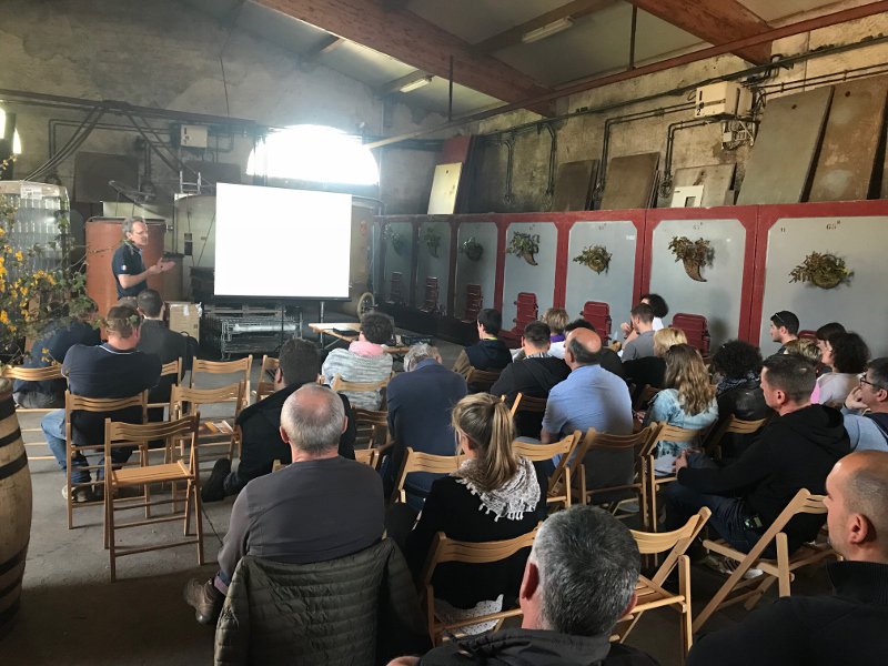 SyngentaFrance's tweet photo. Atelier #agriculturedurable hier à Fleurie dans le Rhône #QualiDrop et #BancPulvé en démo pour changer les pratiques avec un petit coup d'oeil côté #machinisme, une belle journée pour faire évoluer les pratiques #vigne https://t.co/xC0AC44w2I