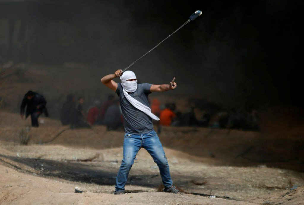 Reuters's tweet photo. Israeli troops kill two Palestinians in fourth week of protests https://t.co/zC74C6mygO https://t.co/SCvz0GnEJj