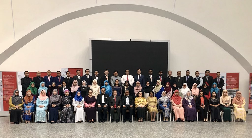 ahmadmaslan's tweet photo. Malam @MITIMalaysia memberi Anugerah Perkhidmatan Cemerlang &amp; ingatan kpd pesara. Kementerian yg memberi peluang pekerjaan kpd rakyat &amp; peluang perniagaan kpd usahawan. MITI terus berusaha dgn gigih utk tingkatkan pelaburan &amp; perdagangan bagi manfaat rakyat &amp; #Negaraku #Malaysia https://t.co/MVJmzuC0wi