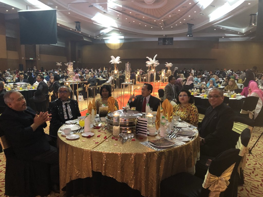 ahmadmaslan's tweet photo. Malam @MITIMalaysia memberi Anugerah Perkhidmatan Cemerlang &amp; ingatan kpd pesara. Kementerian yg memberi peluang pekerjaan kpd rakyat &amp; peluang perniagaan kpd usahawan. MITI terus berusaha dgn gigih utk tingkatkan pelaburan &amp; perdagangan bagi manfaat rakyat &amp; #Negaraku #Malaysia https://t.co/MVJmzuC0wi