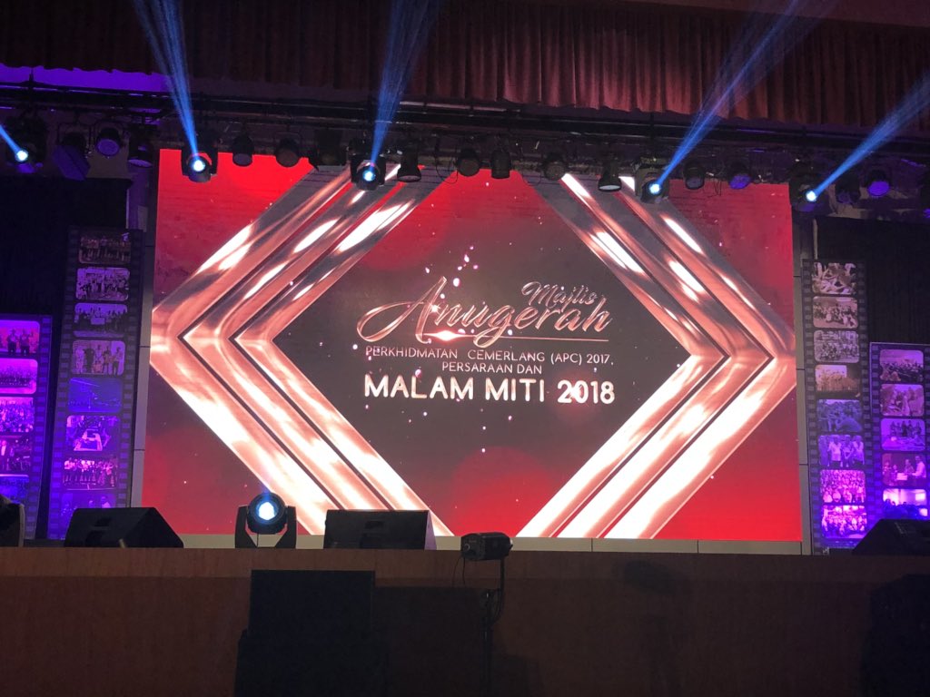 ahmadmaslan's tweet photo. Malam @MITIMalaysia memberi Anugerah Perkhidmatan Cemerlang &amp; ingatan kpd pesara. Kementerian yg memberi peluang pekerjaan kpd rakyat &amp; peluang perniagaan kpd usahawan. MITI terus berusaha dgn gigih utk tingkatkan pelaburan &amp; perdagangan bagi manfaat rakyat &amp; #Negaraku #Malaysia https://t.co/MVJmzuC0wi