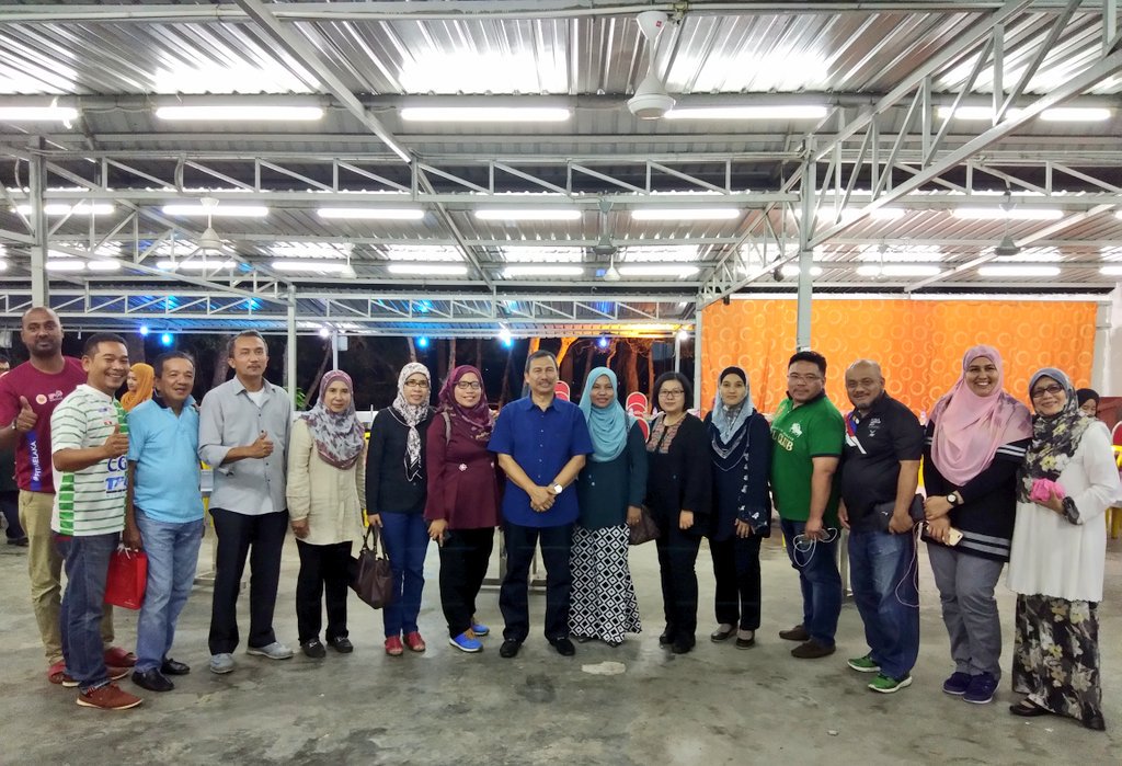 KBSMalaysia's tweet photo. Majlis Makan Malam bersama Majlis Pengurusan Tertinggi (MPT) KBS dan juga urusetia #FitMalaysia peringkat Negeri Melaka anjuran Setiausaha Kerajaan Negeri Melaka, YB Datuk Wira Roslan bin Ibrahim dan Pegawai Daerah Melaka Tengah, Datuk Anis bt Ali Hasan. https://t.co/HbyLpUEShD