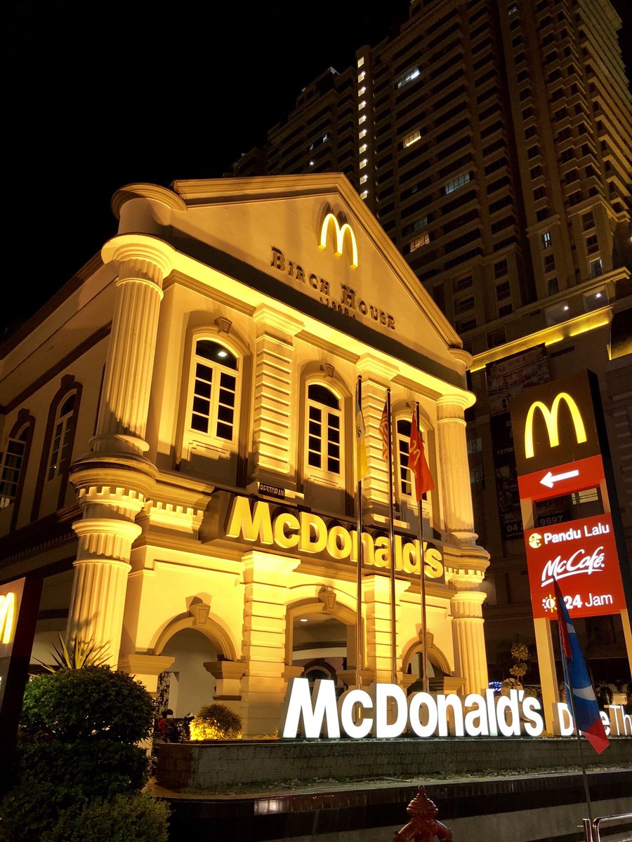 niklee29's tweet photo. 喬裝成大使館style 的大使館🍔
#malaysia #penang #McDonalds https://t.co/8KCVBj1C7J