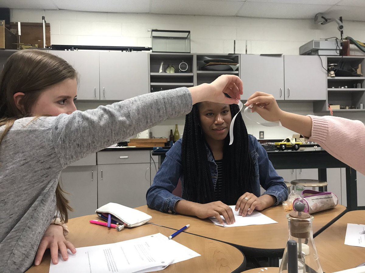 MsFusinaChem's tweet image. Exploring electrostatics #Inquiry #PhysicsFirst #SaintsLearn #HandsOnScience