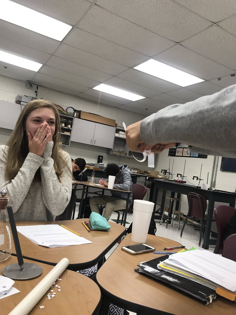 MsFusinaChem's tweet image. Exploring electrostatics #Inquiry #PhysicsFirst #SaintsLearn #HandsOnScience