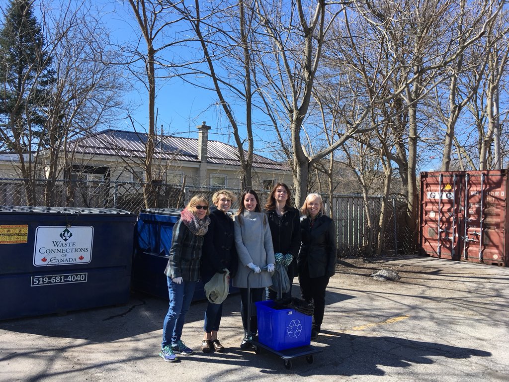BrainTumourFdn's tweet photo. Our staff took part in @ldncleangreen this morning #20minmakeover #ldncleangreen #519CleanGreen . Every little bit helps #ldnont! https://t.co/kx9yWepjOw