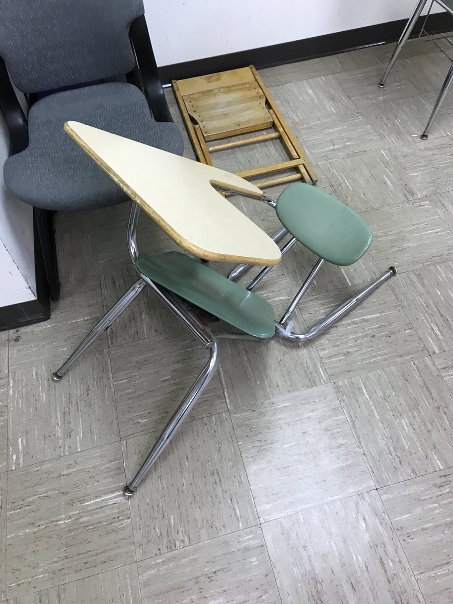 Becca2015's tweet photo. @OnlyAtYSU can you go to class and the desks are so old they break like this. https://t.co/D1xVbLg6Y0