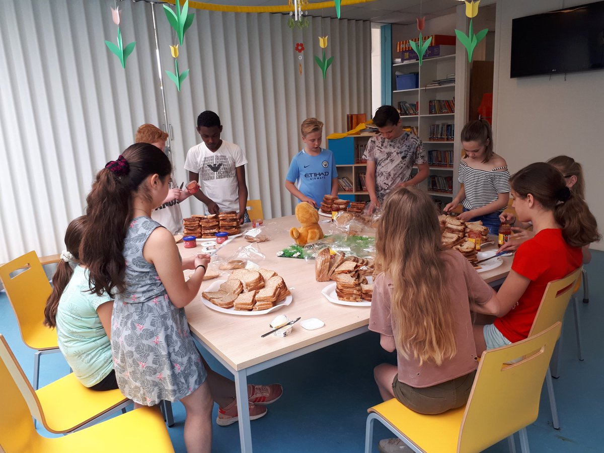 Obsdedraaimolen's tweet photo. Groep 8 draagt een steentje bij en smeert brood voor de andere groepen #koningsontbijt wordt koningspicknick #VreedzameSchool https://t.co/JqhoUArdeq