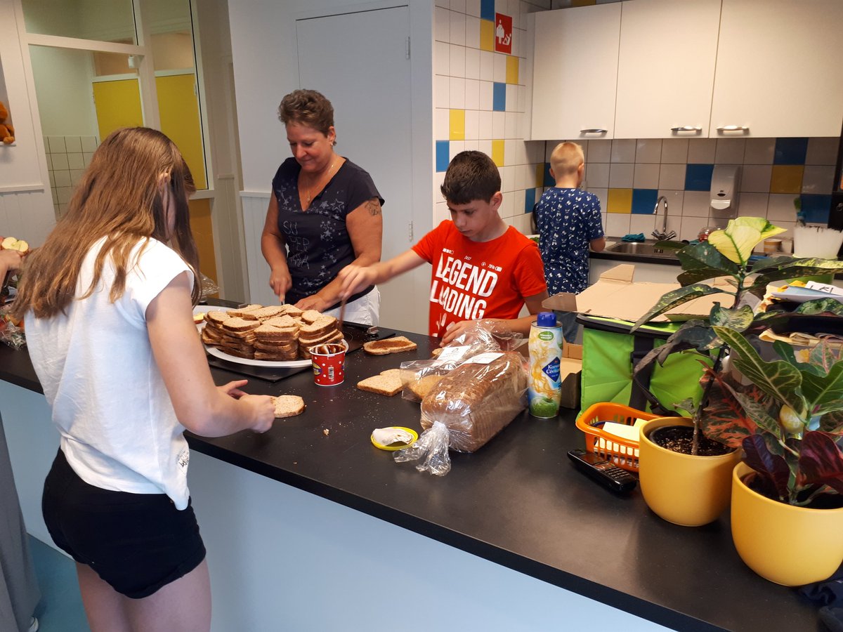 Obsdedraaimolen's tweet photo. Groep 8 draagt een steentje bij en smeert brood voor de andere groepen #koningsontbijt wordt koningspicknick #VreedzameSchool https://t.co/JqhoUArdeq