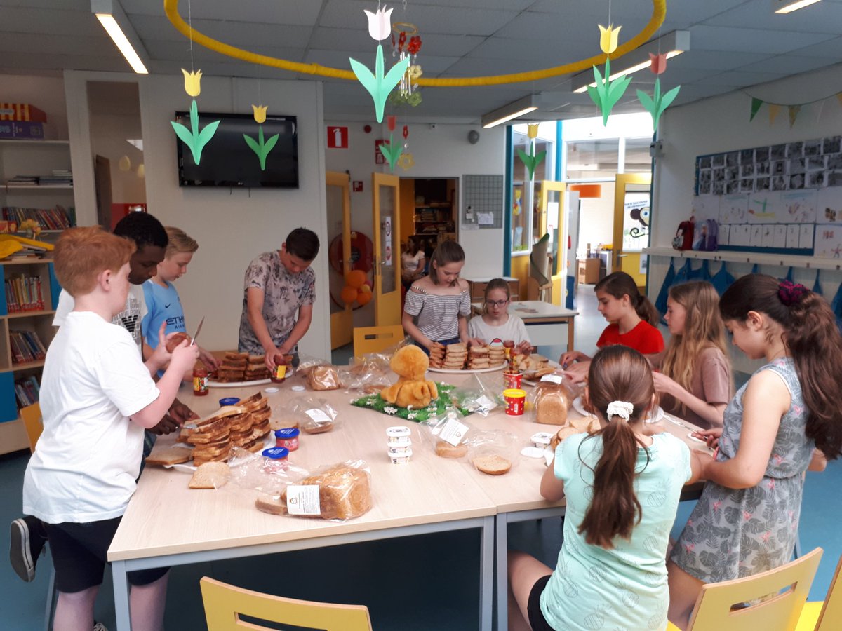 Obsdedraaimolen's tweet photo. Groep 8 draagt een steentje bij en smeert brood voor de andere groepen #koningsontbijt wordt koningspicknick #VreedzameSchool https://t.co/JqhoUArdeq