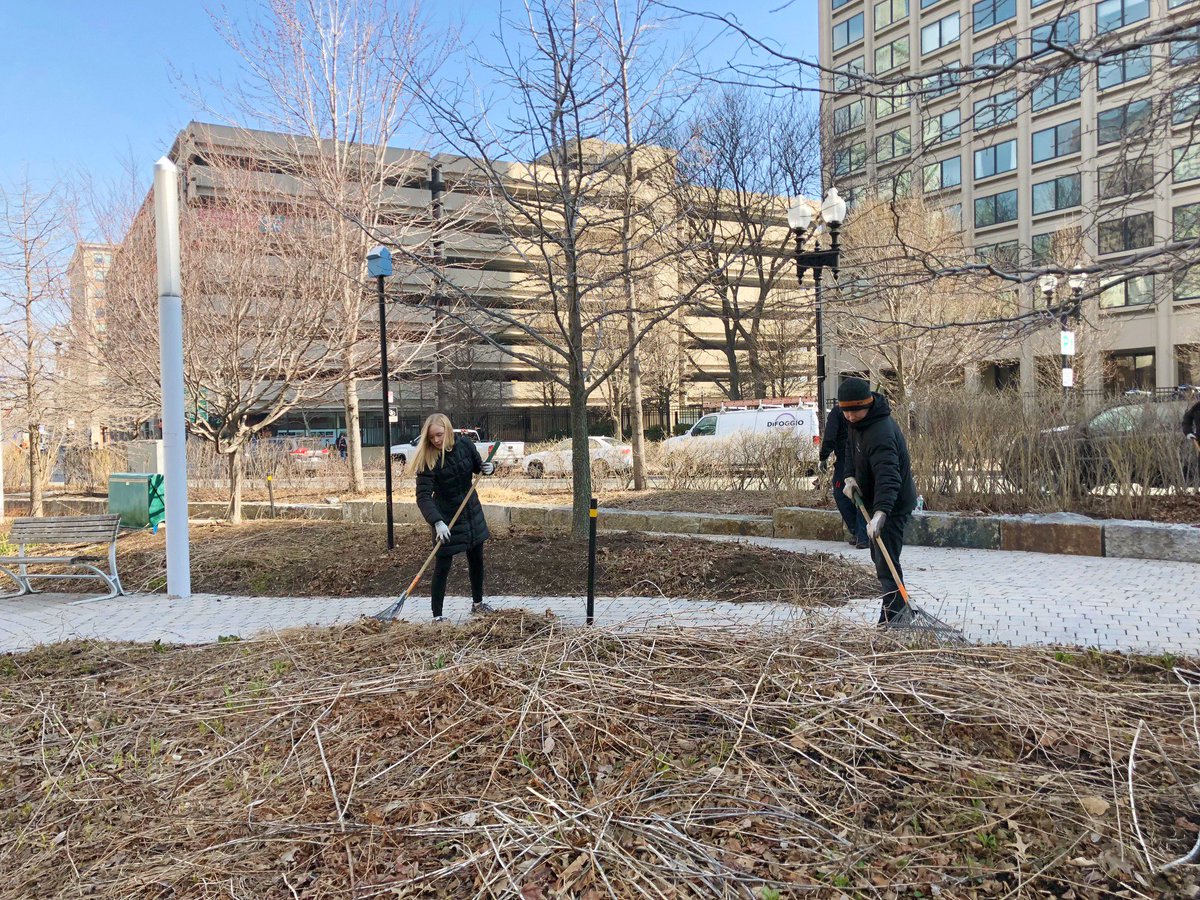 racepointglobal's tweet photo. Happy #VolunteerAppreciationDay to all of those who donate their time to make the world a better place! Last week, RPG Boston volunteered with @HelloGreenway to clean up and maintain the beautiful Greenway. Your kindness and selflessness do not go unnoticed. #SocialGood #weRPG https://t.co/aSanp3AF6p