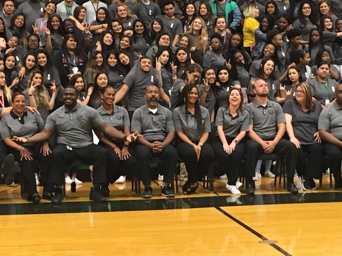 MsG_history_SHS's tweet photo. Senior class of 2018! @DiakaCarter @HannibalTrent https://t.co/hFQhtpIDwn