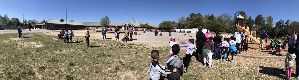 EnonLibrarian's tweet photo. Field Day 2018! #EnonRocks https://t.co/fuQJN8CLUq