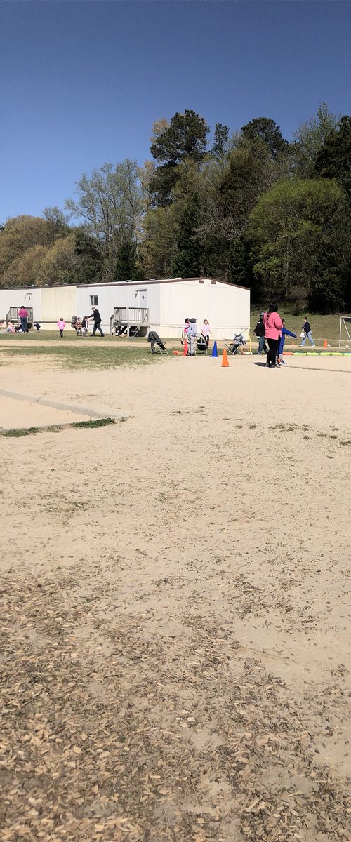 EnonLibrarian's tweet photo. Field Day 2018! #EnonRocks https://t.co/fuQJN8CLUq