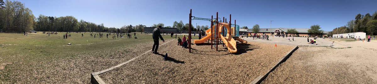 EnonLibrarian's tweet photo. Field Day 2018! #EnonRocks https://t.co/fuQJN8CLUq