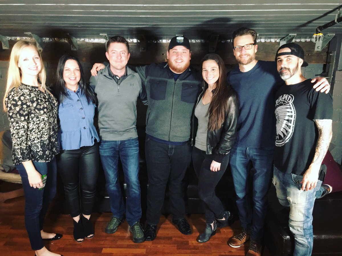 MorningWolfMatt's tweet photo. Big thanks to @lukecombs for bringinβ down the @showbox house last night! And itβs always a good time hanging with my @seattlewolf fam! #lukecombs #countrymusic #ThisIsWolf https://t.co/IZLmL37Yo4