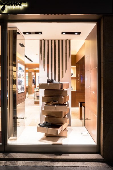 Ferragamo's tweet photo. Until April 22nd, the store windows on Via Montenapoleone in both the Men's & Women's boutiques are dressed for #milanomodadesign week featuring the Hertiage Collection by @MolteniDada. https://t.co/9zkhgoi7d7