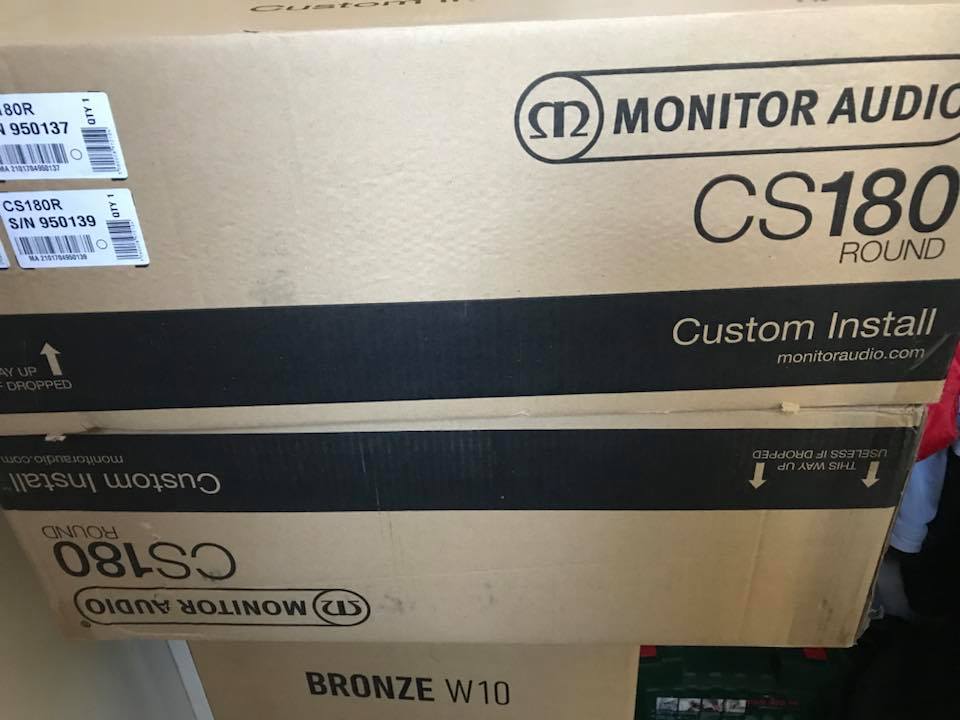 Hier gaan we komende week weer iemand heel erg blij mee maken. 8 stuks inbouw luidsprekers van Monitor Audio met een lekkere dikke subwoofer erbij, uiteraard ook van hetzelfde merk. Dit alles maken we tot een compleet Dolby Atmos theater in een stuurhut van een schip.