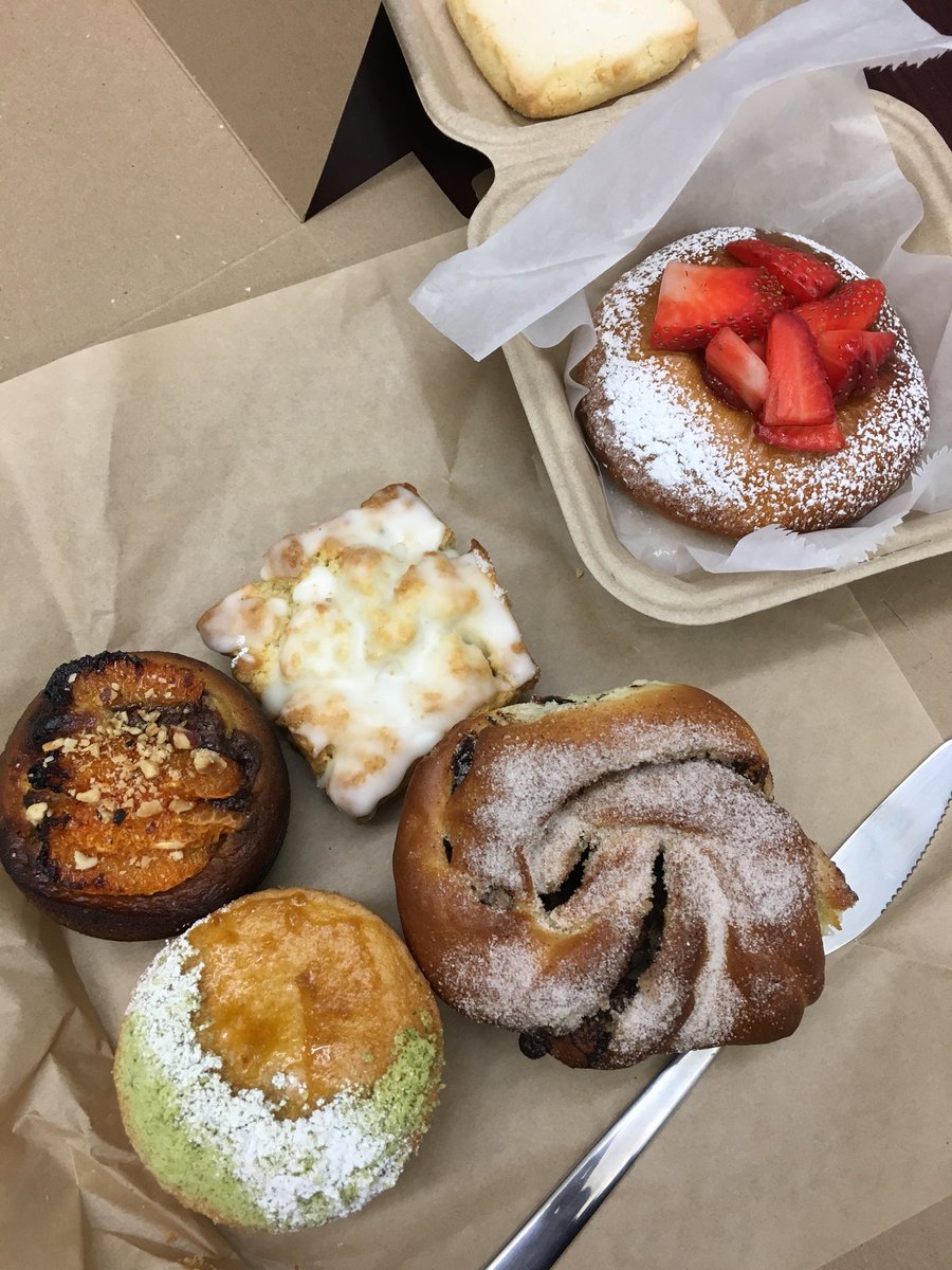 BlockInTheBack's tweet photo. Sarah @TheRealSlusk is the best #FridayMorningPastries #BubbleAndBrown https://t.co/pzL4fav5m6