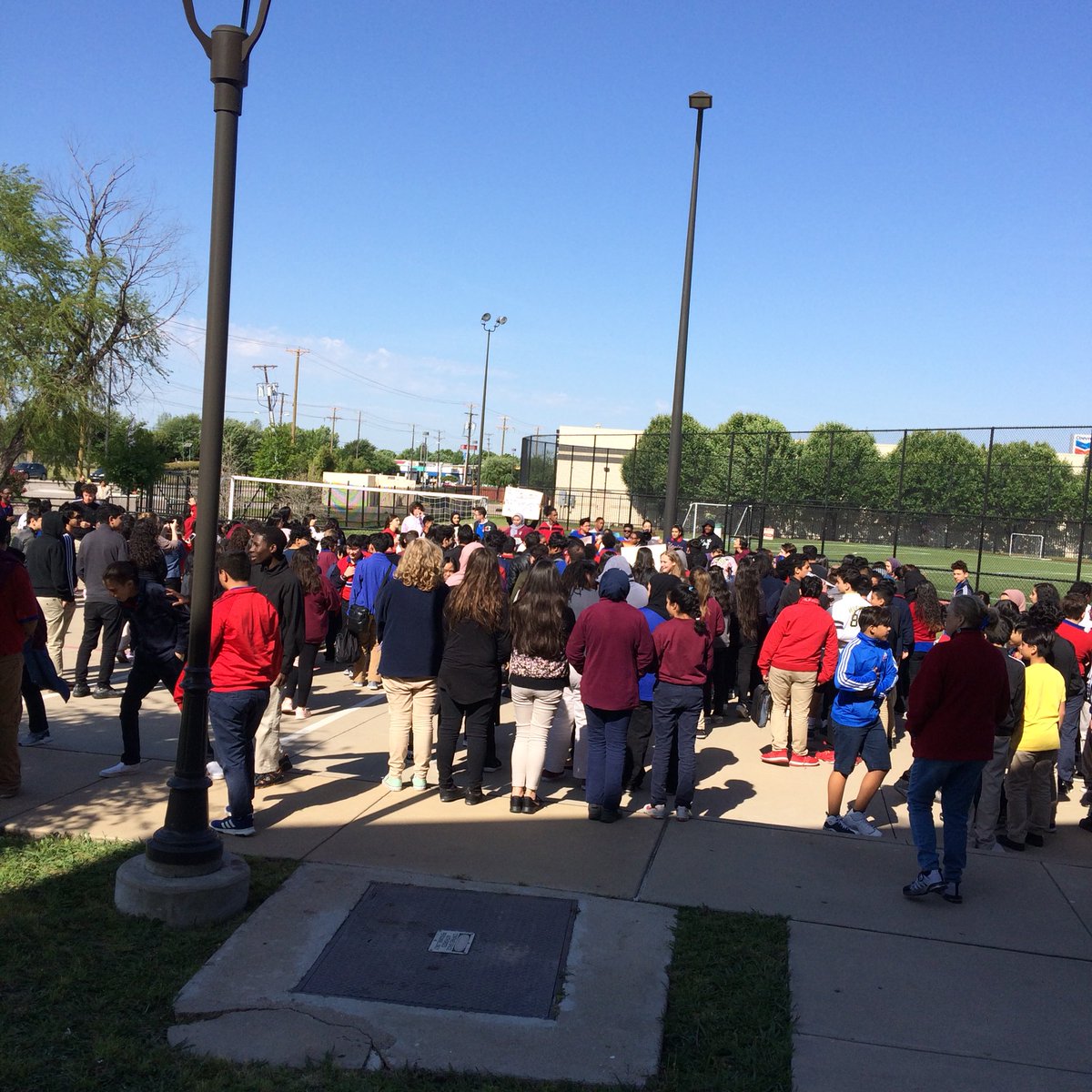 SeanBarton113's tweet photo. Proud of these @hsbdallas students for #NationalSchoolWalkout Sometimes “thoughts and prayers” just aren’t enough. https://t.co/HwvMeMzeK6