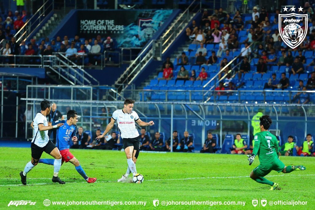 sidchan's tweet photo. Tercipta 1 lembaran sejarah di tanah suci kota mekah,
Hari yang mulia penuh sa'adah,
Bermulalah sebuah kisah,
Malam isnin subuh yang indah,
12 Rabiul Awal yang cerah,
20 april tahun gajah
#Luaskan #ShopeePialaFA #HogohPahangHogoh #JDT https://t.co/f14B320pXd