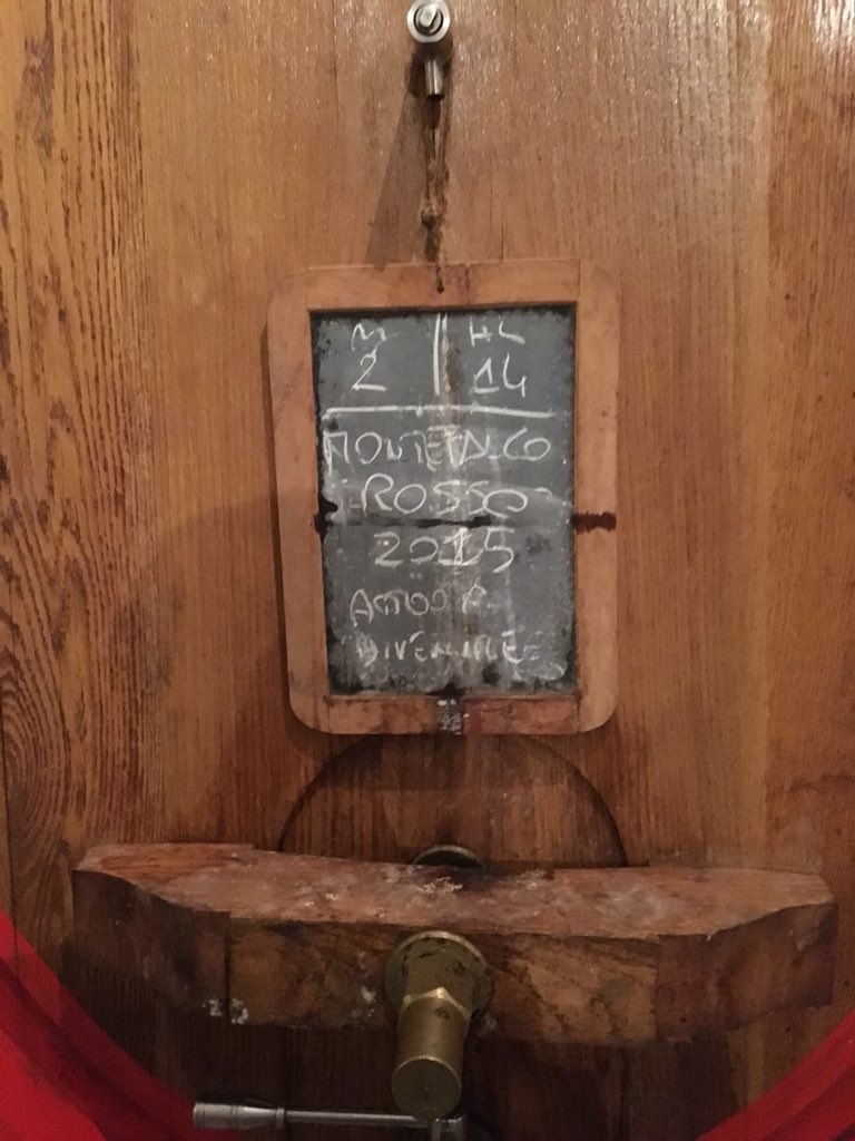 Botti grandi per affinamento in cantina con una storia antica