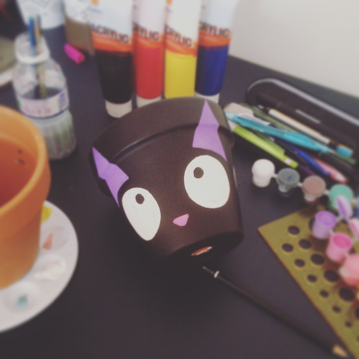 Tiiiffy_'s tweet photo. Bientôt j'aurai les plus beaux pots de fleur de tout les temps!! 
#Cultura #painting #kikilapetitesorciere  #ghibli https://t.co/K35Ex5Y50X