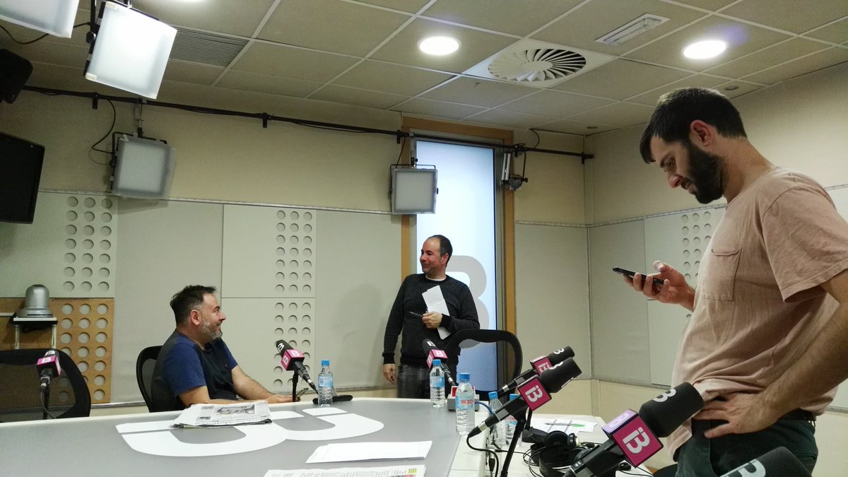 Nuestro dire <a href="/Joan_lz/">Joan Laínez</a>, a punto de entrar en directo en <a href="/EntusiastesIB3/">Entusiastes IB3</a> de <a href="/IB3radio/">IB3 Ràdio</a>.