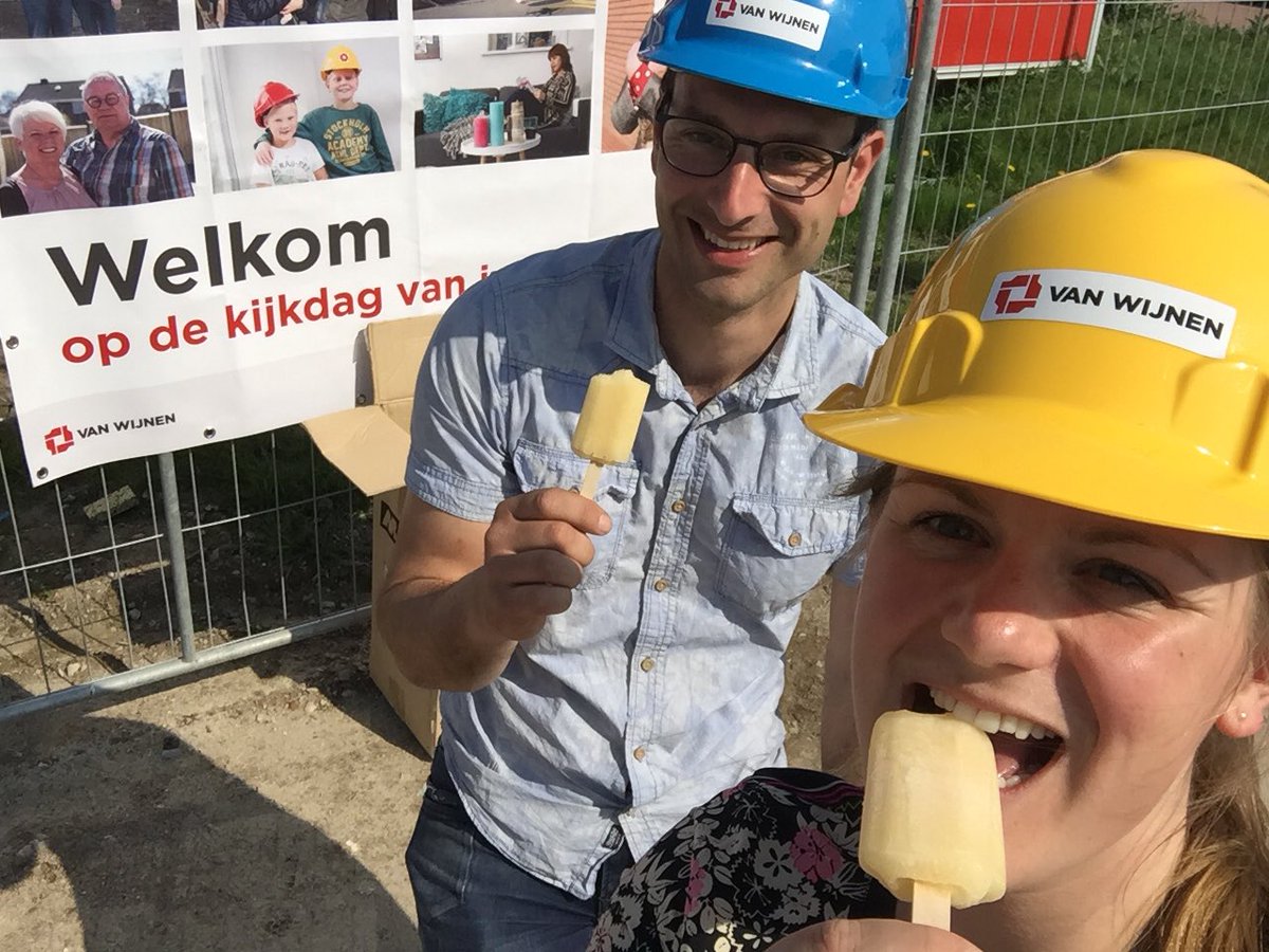 VilksL's tweet photo. Een warme kijkmiddag in Steenwijk! Lekker met een ijsje erbij😊#aandedivisie #steenwijk #warm #ijs #klantcentraal @VanWijnenGroep @HarmenByl @ELogtmeijer https://t.co/UW8MUq9SMi