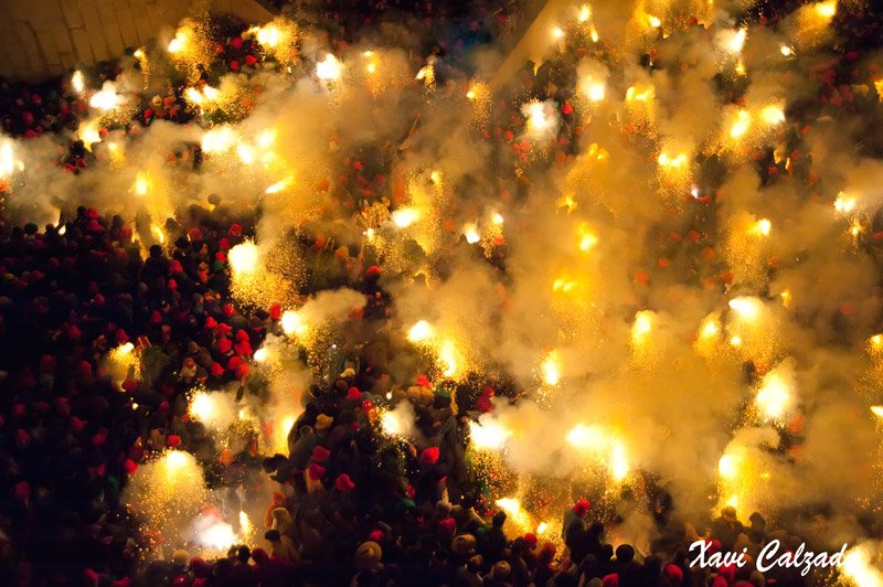 Escalfant la plaça pel correfoc de #SantEstevedelsRoures <a href="/bmbrs_SntStvRrs/">Parc de Bombers de Sant Esteve de les Roures</a> <a href="/alcaldiastestev/">Alcalde SANT ESTEVE DELS ROURES</a> <a href="/diablesdelesro2/">Colla Infernal de Sant Esteve de les Roures</a> @diablesStStvRrs @GambadeFoc ja som 4 colles de foc al poble!