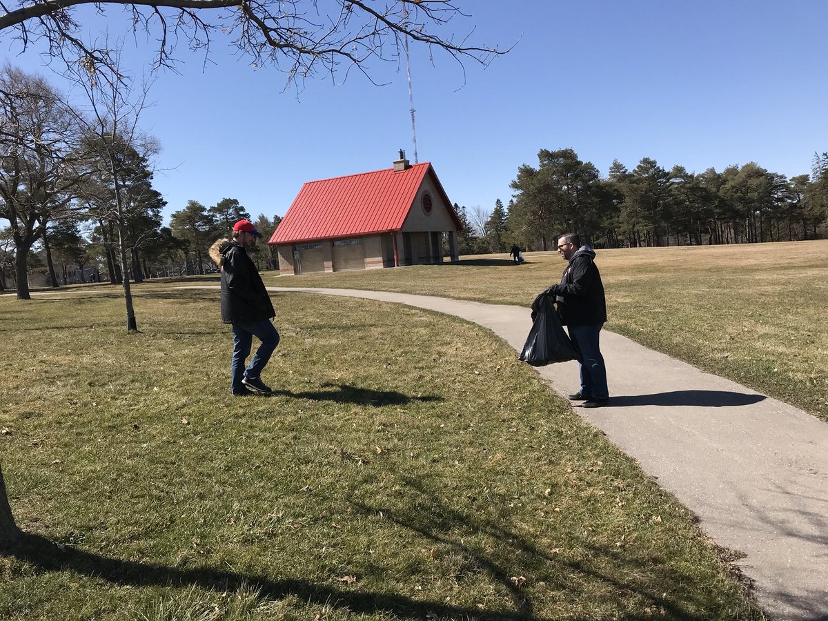 iamamandayoung's tweet photo. Doing our part @ldncleangreen this morning #20minmakeover #ldncleangreen #519CleanGreen #ldnont! https://t.co/KWGrwkWFvP