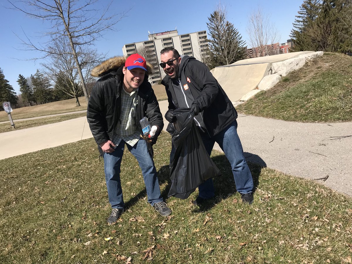 iamamandayoung's tweet photo. Doing our part @ldncleangreen this morning #20minmakeover #ldncleangreen #519CleanGreen #ldnont! https://t.co/KWGrwkWFvP
