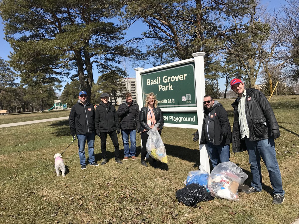 iamamandayoung's tweet photo. Doing our part @ldncleangreen this morning #20minmakeover #ldncleangreen #519CleanGreen #ldnont! https://t.co/KWGrwkWFvP