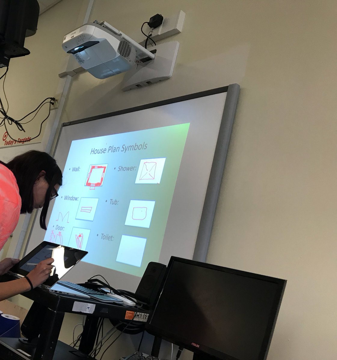 MrsBTechEd's tweet image. 8th graders learning floor plan symbols and sharing answers got easier thanks to #cbsdtech and #wirelessprojection